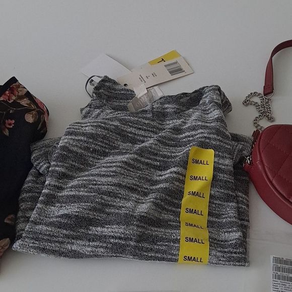 Bundle: Jumpsuit, shirt, bag, necklace and earring. - Picture 10 of 13